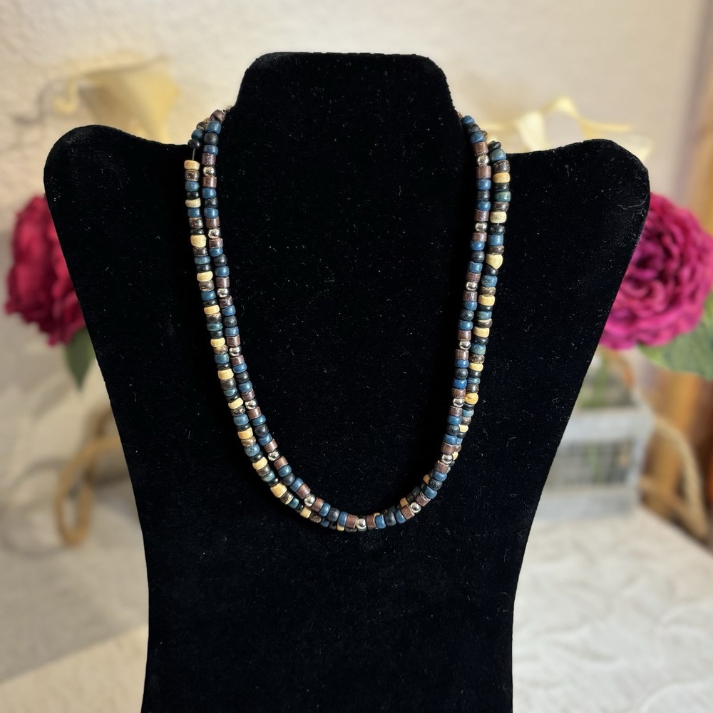 Set of 2 wood and silver tone vintage necklaces. 18" and 21" w/ extender.‎